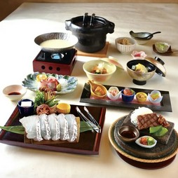 旬の味覚と高級食材を織り込み、選べる焼物や鯛すきしゃぶ小鍋まで堪能できる贅沢会席です。