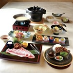 旬の味覚と高級食材を織り込み、選べる焼物や京都日吉豚小鍋まで堪能できる贅沢会席です。