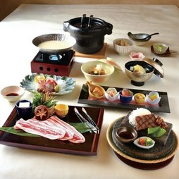 旬の味覚と高級食材を織り込み、選べる焼物や京都日吉豚小鍋まで堪能できる贅沢会席です。
