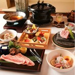夏の味覚を楽しめる贅沢な会席コース。京都丹波の「日吉豚」の豆乳鍋又はすきしゃぶがメイン。