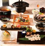 夏の味覚を楽しめる贅沢な会席コース。徳島県産鱧のすきしゃぶがメイン。
