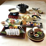 旬の鯛を贅沢に使った「すきしゃぶ」がメイン。秋の味覚をゆったりと楽しめる会席コースです。