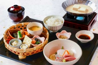 まろやかな豆乳出汁で味わう「美人豆富」を主役に、御造里、季節の籠盛りを彩り豊かに盛り込みました。