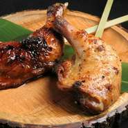 大振りの骨付きもも肉を炭火で豪快に焼き上げた一品です。豪快に焼くことで皮目はパリッと、なかはふっくらジューシ―に仕上げてます！自家製タレや塩をお選びいただけます。切ってお出しすることもできます。