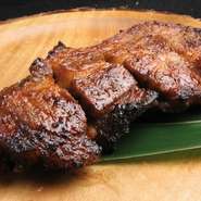 自家製タレに漬け込み、炭火でじっくりと焼き上げてます。炭火で焼くことで余分な油を落とし、お肉の旨味を閉じ込めた一品です。小サイズ（869円）もご用意しております。※写真は大サイズです。