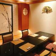 和の風情漂う空間。個室のうち2名用・3～6名用・8～16名用の3部屋は座敷となっており、ゲストの利用人数・シチュエーションに合わせて、くつろぎの間を提案してくれます。席の相談は予約時に店舗まで。