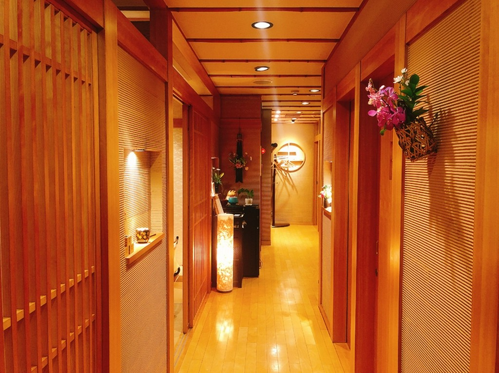 大切な食事の席を静かに見守る作品たち