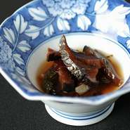 会津の郷土料理である『にしんの山椒漬』は、コースには必ず組み込むという【おきあがり　小法師】定番の逸品。にしんの熟成された旨みと山椒の香りが絶妙です。