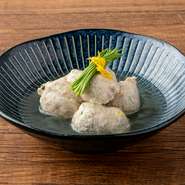 兵庫県は種類が豊富な鶏の名産地の一つ。店では、地鶏「ひょうご味どり」「丹波黒どり」銘柄どり「播州百日どり」「播州赤どり」「丹波赤どり」などが主に使用されているので、食べ比べの楽しみもあります。