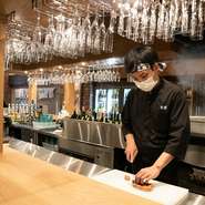 ランチやディナーはもちろんのこと、ちょっとした時間でも気軽に立ち寄れるように、お通しの提供はありません。利用シーンや時間を選ばず、気軽に利用することが可能です。
