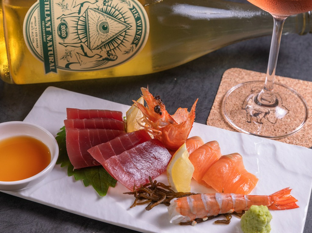 沖縄産の新鮮魚介を使った『季節のお造り』