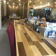 「函館朝市ひろば」を訪れたときには、気軽にどうぞ！　市場を歩き回って疲れた身体と、ペコペコのお腹をおいしい料理で満たします。『釜めし』は、お一人様用の釜で一人分ずつご用意！