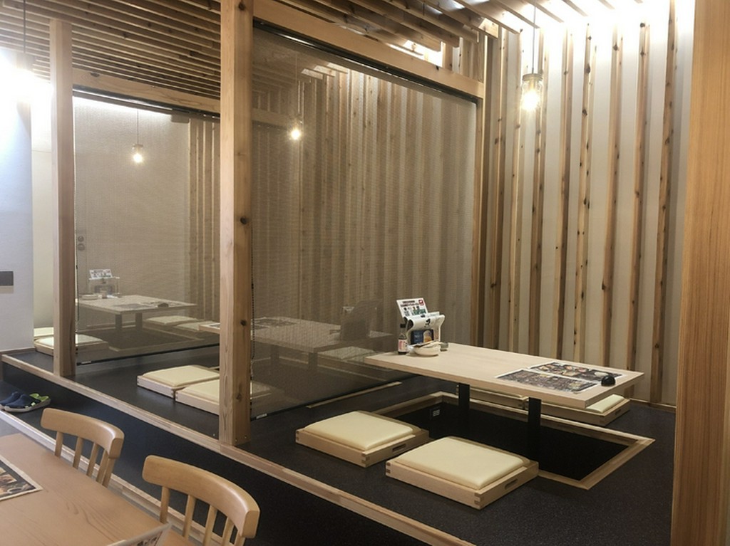 子どもと一緒に座りやすい。半個室の掘りごたつ席