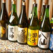 いつも違う銘柄を楽しめるように、一本ずつ仕入れる日本酒