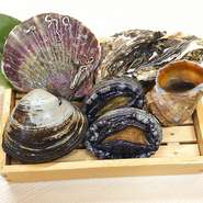 注文を受けてから、生け簀の活魚を捌き始めます。たった今まで元気に泳いでいたため、鮮度の良さはお墨付き。引き締まった身の、プリプリした食感を楽しめます。
※画像は一例。ホッケの姿づくりとなります。