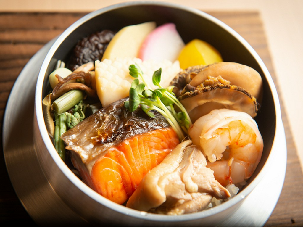 いろいろな食材が、窯の縁までギッシリ！『釜めし』