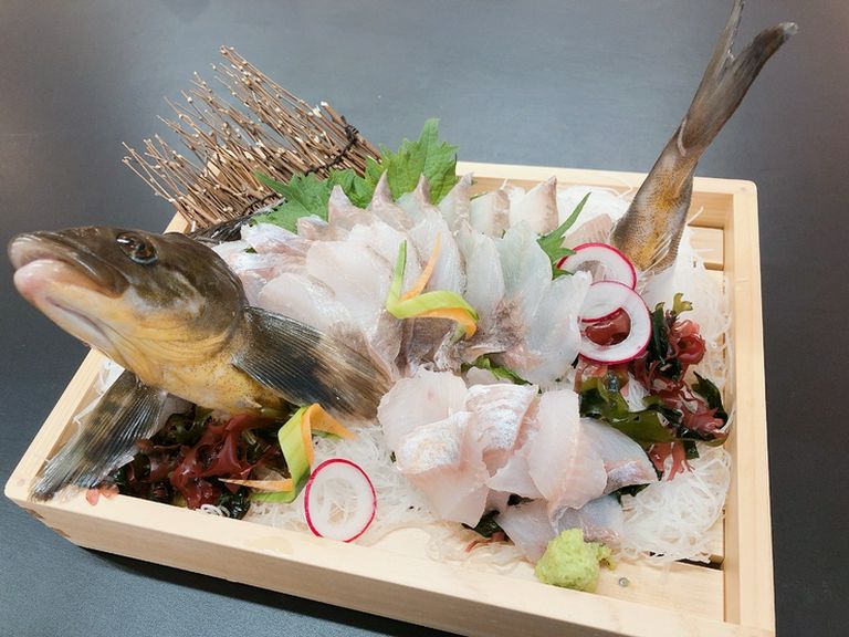 生け簀から獲れたてピチピチ。鮮度抜群のおいしさ『旬の活魚のお造り』