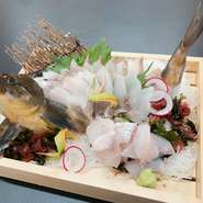 注文を受けてから、生け簀の活魚を捌き始めます。たった今まで元気に泳いでいたため、鮮度の良さはお墨付き。引き締まった身の、プリプリした食感を楽しめます。
※画像は一例。ホッケの姿づくりとなります。