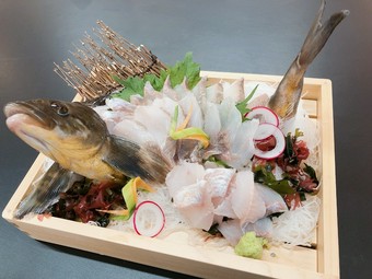 生け簀から獲れたてピチピチ。鮮度抜群のおいしさ『旬の活魚のお造り』