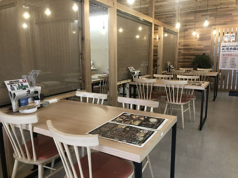 落ち着いた雰囲気で、ゆったりとくつろげる店内