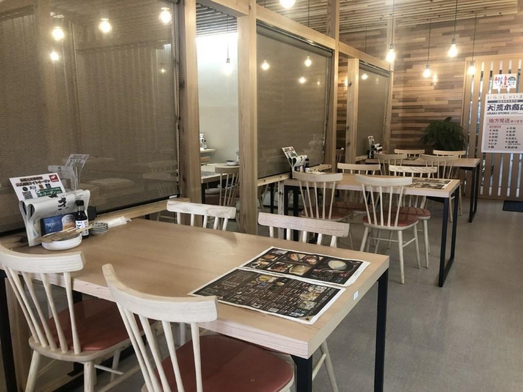 落ち着いた雰囲気で、ゆったりとくつろげる店内