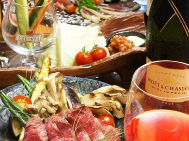 多彩な料理を食べられる飲み放題付きのコース料理