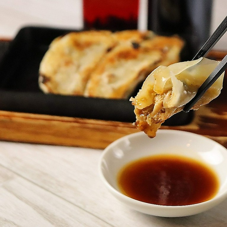 肉汁あふれる…肉汁餃子　一人前6個