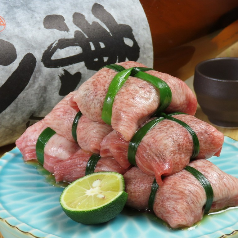 極上の霜降り牛タンの中に自家製ねぎ塩を入れ一つ一つ仕上げる