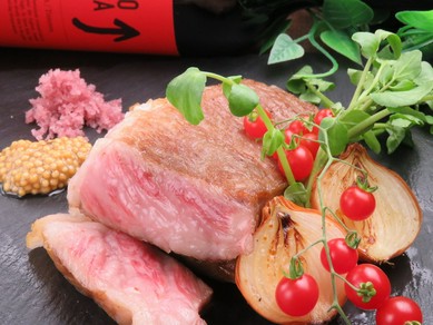 市場のセリなどで仕入れた新鮮な黒毛和牛のステーキ