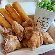 ステーキ丼や豚の唐揚げをはじめ少し家では面倒な組み合わせが一度に楽しめるパスタとハンバーグのコラボ飯。ピザも3種類。おつまみフライなど、悩んでしまう物ばかり。
