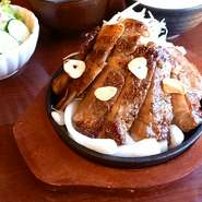 ぼーくに来たら　これ食べて！
鹿児島黒豚をすりおろし玉ねぎに漬け込み低温調理で柔らかく仕込んだ　豚肉をじっくり焼き上げやわらかく、肉の旨みと特製旨ダレとからめた　看板メニューのスタミナトンテキです。