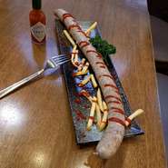 ビールにピッタリ
肉汁溢れるジューシーな
超～ロ～ングソーセージ
明日のスタミナにぜひどうぞ
