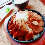 豚テキ2枚をやわらかく焼き上げて
１枚はデミソースで
もう1枚はスタミナ旨ダレソースで
一度に2度美味しいトンテキです。
取り分けたり、一人で食べられる方も!!!