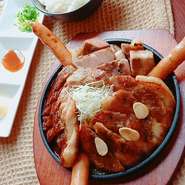 3種のトンテキ（トリプル）に
ジューシーな長ーいソーセージを３本もトッピング!!!
まさに肉祭り!!!