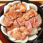 黒豚の肉の旨味を味わいたいあなたにオススメ！
シンプルにやわらかく焼き上げたトンテキを
ヒマラヤ岩塩や薬味で召し上がって頂く塩豚ステーキです　定食1150～