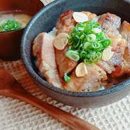 人気のスタミナ旨ダレトンテキを
手軽に食べれるようにどんぶりに！
近隣で働くビジネスマンに人気です！価格も魅力的！
手作り豚汁付き