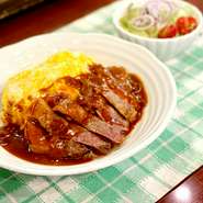やわらかく焼き上げた豚テキを
しっとりチキンライスとふわトロ玉子にドーンと１枚
乗せて濃厚デミグラスソースをたっぷりかけました！

ママさんや近隣で働く女性のお客様に人気のランチです！
