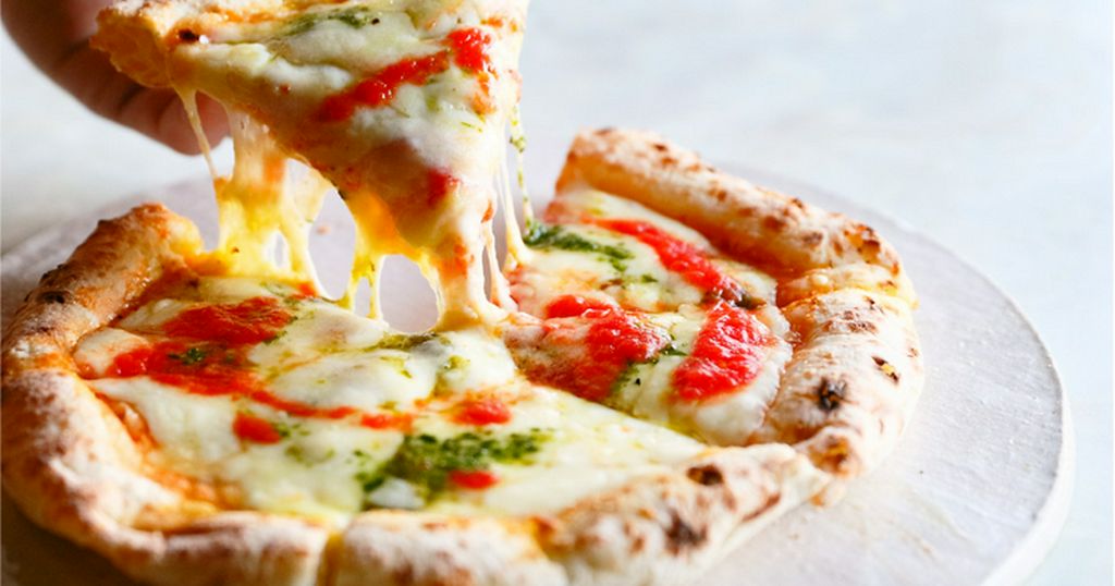 もっちり手ごね生地のマルゲリータピザ