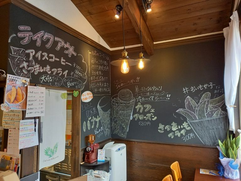 レジ前カフェスペース、テイクアウト待ちや、ドリンクのみも可