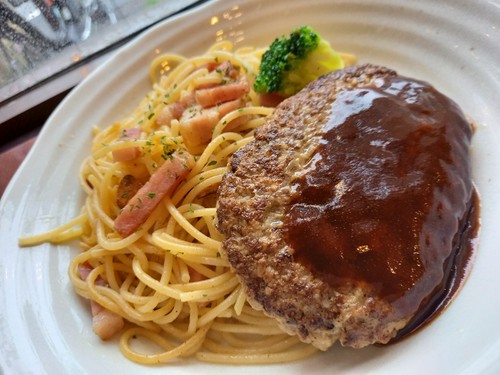 テイクアウトではパスタとハンバーグのコラボおかずも