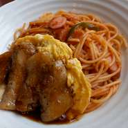 だじゃれメニューナポリとん※ナポリタンスパにカット豚ステーキ