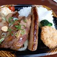 看板メニューのトンテキ1枚をドーンと使い
ジューシーな長ーいソーセージと一口カツをあわせた
豚肉好きな方専用のお弁当です。