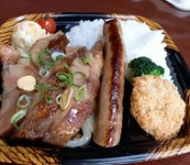 看板メニューのトンテキ1枚をドーンと使い
ジューシーな長ーいソーセージと一口カツをあわせた
豚肉好きな方専用のお弁当です。