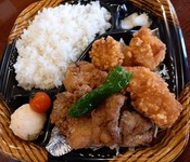 黒豚の唐揚げと若鶏の唐揚げの食感を楽しんで頂く
食べ比べ弁当！どちらも食べたい方にもオススメ！
今日は唐揚げ気分なあなたは是非！

ご飯の大盛＋110