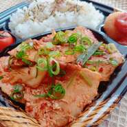 厚切り豚バラ肉の豚バラ肉キムチ弁当