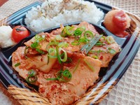 厚切り豚バラ肉を使い
スタッフよーちゃんが作る自家製キムチが
コラボした　期間限定のお弁当です。

ランチの定食でも人気な一品です！
ご飯大盛＋110