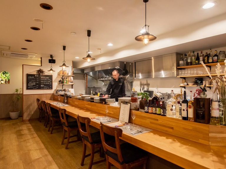 一人でも過ごしやすい、ライブ感あふれるカウンター席