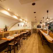 広々とした店内は隣の会話などが気になりません。
また半個室もございますので、大切な方との接待や会食にご利用下さい。
