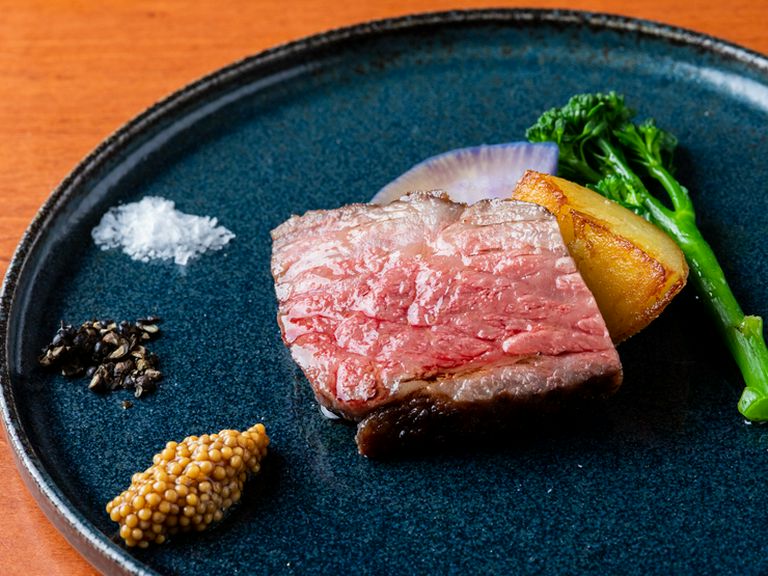 とろけるような柔らかさ『幻の和牛 葉山牛 肩ロース 炭火焼 150g』