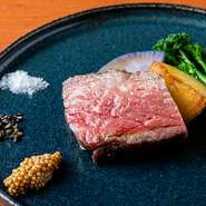 熊本県産のあか牛。赤身が特徴。臭みがなく、口の中でとろけるような食感がたまりません。炭火で焼いてあるので、香ばしい炭の香りがし、外はカリッと、中はしっとり。
